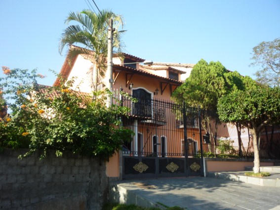 Casa colonial triplex com piscina próximo ao centro de Nova Iguaçu
