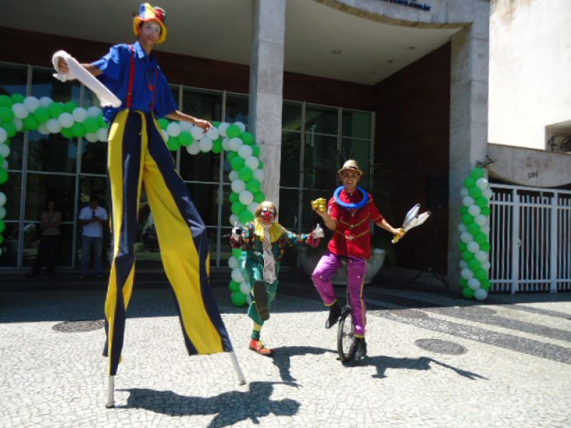 Recepção circense em festas e eventos.