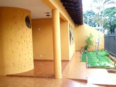 VENDO CASA OTIMA LOCALIZACAO... ZONA 04