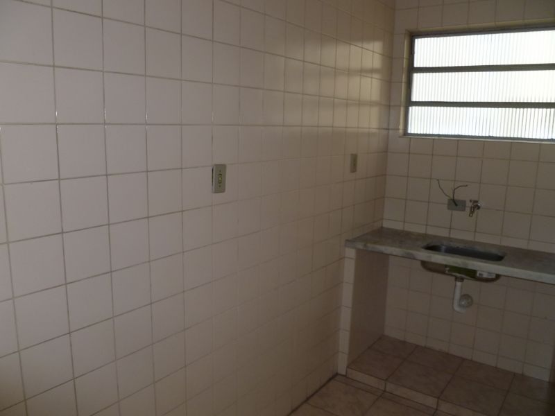 Kit com cozinha e sacada no Centro