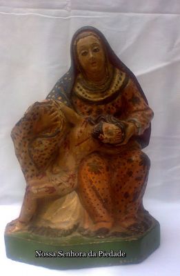 Escultura em madeira policromada