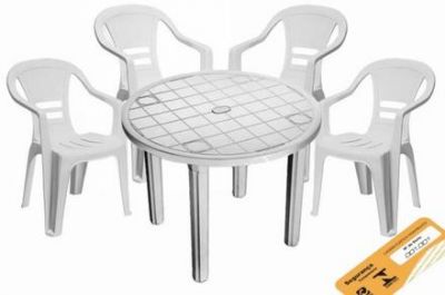 Aluguel de mesas com Cadeiras de plástico.