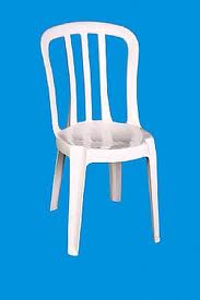 MESAS E CADEIRAS DE PLÁSTICO