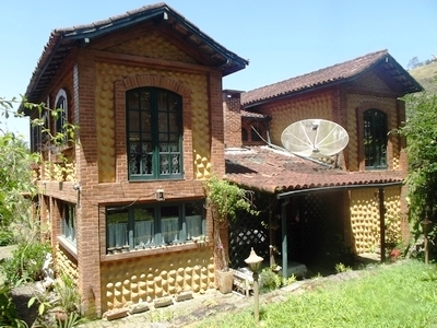 Linda Casa Colonial com 308m2 em Condominio Costa Verde