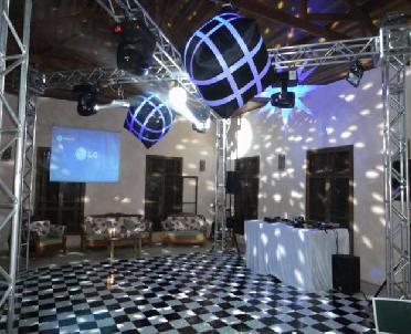 Sonorização, Iluminação, DJ, Telão, Barman entre outros serviços.