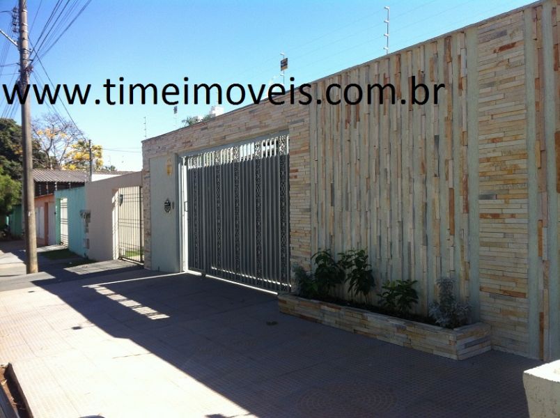 Casa, Jd. América. garagem na frente para 04 carros e jardim, 03 quartos, 01 suíte