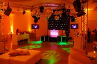 MAQUINA DE FUMAÇA E ILUMINAÇÃO ALUGUEL