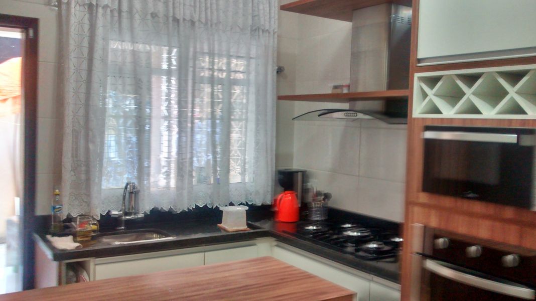 Sobrado usado com 03 dormitórios. ótima oportunidade.