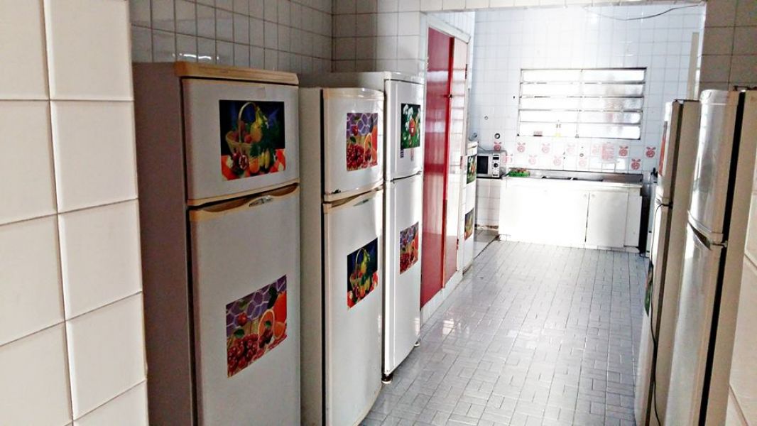 Pensão masculina com quartos em promoção