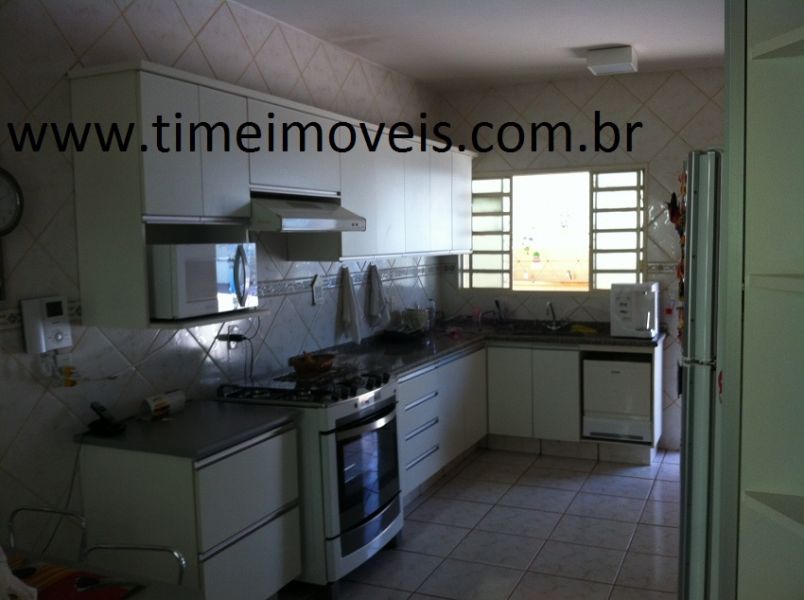 Casa, Jd. América. garagem na frente para 04 carros e jardim, 03 quartos, 01 suíte