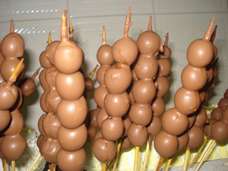 Doces juninos maça do amor cupcake bolo decorado docinhos finos e modelados buffet completo pirulito