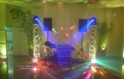 SOM/ILUMINAÇÃO/DJ/TELÃO/ESTRUTURA
