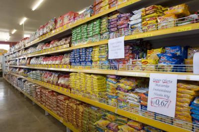 Gondolas , Prateleiras , Racks  para  Supermercados e Drogarias . 