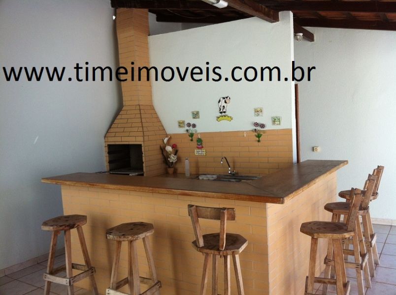 Casa, Jd. América. garagem na frente para 04 carros e jardim, 03 quartos, 01 suíte