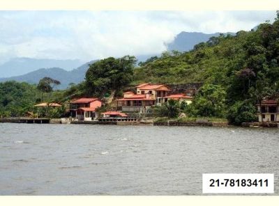 Casa em Angra dos Reis em ilha com piscina e vista total para o mar