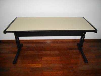 Vendo 1 mesa e 1 gaveteiro volante com 3 gavetas para escritório