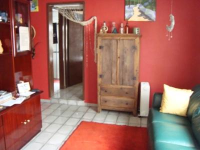 Casa com terreno de esquina (excelente para construção de sobrados!!