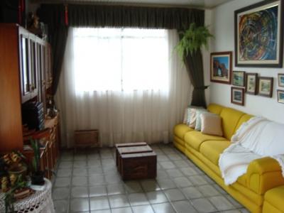 Casa com terreno de esquina (excelente para construção de sobrados!!