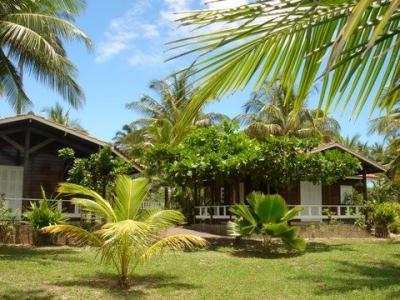 Duas casas de madeira prefabricadas em frente ao mar