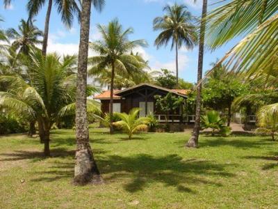 Duas casas de madeira prefabricadas em frente ao mar