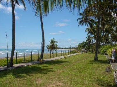 Duas casas de madeira prefabricadas em frente ao mar