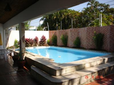 Casa no guaruja a 100 metros da praia da enseada, na região dos hotéis, venha conferir.