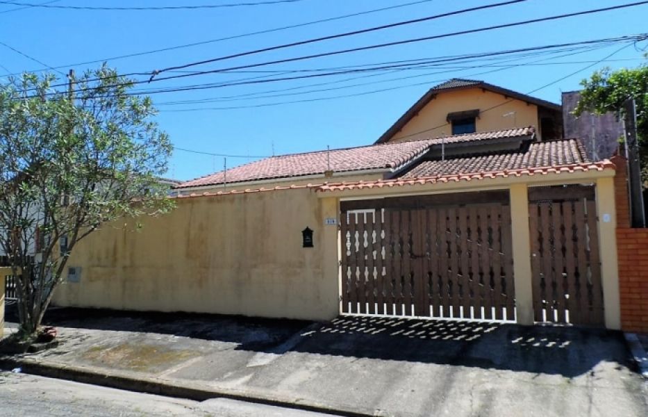 Cód. P002 Casa 3 dormitórios garagem p 5 carros churrasqueira portátil. 