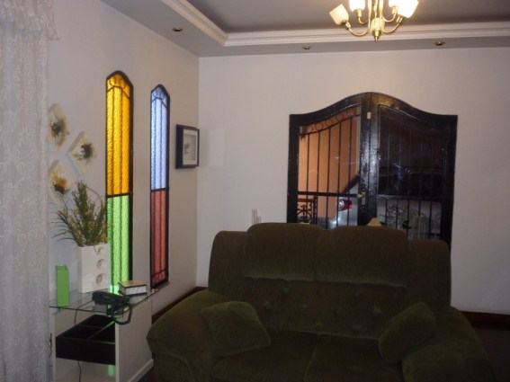 Casa colonial triplex com piscina próximo ao centro de Nova Iguaçu