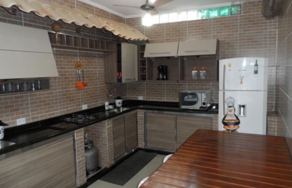 Cód. M019 Casa com churrasqueira garagem p/ 2 carros próx. ao mar