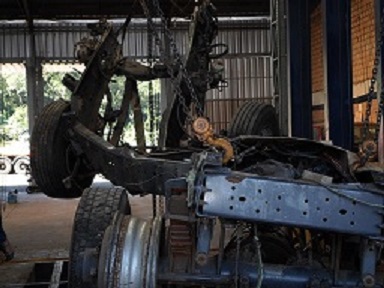 Desempenador e alinhador de chassis para caminhoes