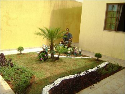 Flora Realce - Gramas, terras, adubos, vasos e pedras.