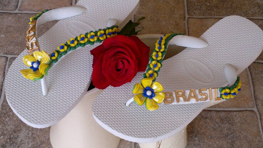 Havaianas bordadas e decoradas para Copa do Brasil