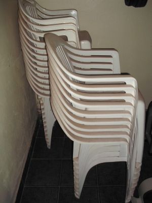 Cadeiras de Plástico Branca para seminários e festas.