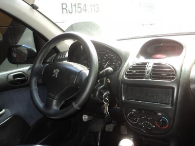 PEUGEOT 206 1.6 - 2003  R$ 17.900