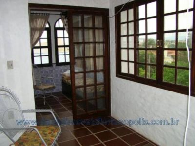 LINDA CASA COM VISTA PARA À PRAIA DO SASNTINHO