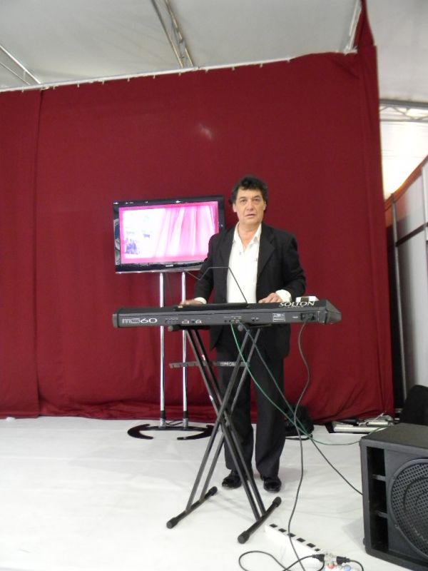 A música ao vivo e com carlos ayala,som,voz e instrumento!