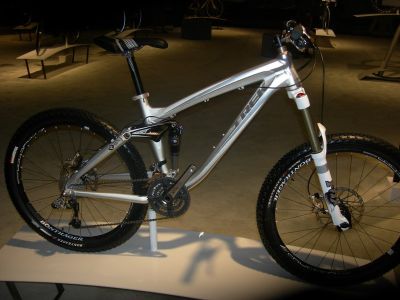Brand NEW 2011 Specialized Camber 29er Bike ,2009 Trek Remedy 9 Bike