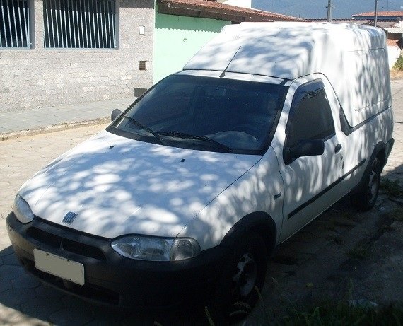 Fiat Strada com capota de fibra removível