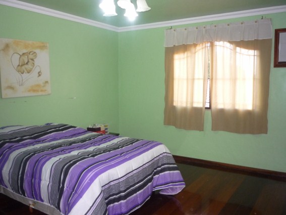 Casa colonial triplex com piscina próximo ao centro de Nova Iguaçu