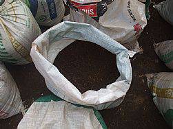 TERRA PRETA ADUBADA , JARDINS E GRAMAS