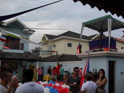 Sonorização, Iluminação, DJ, Telão, Barman entre outros serviços.