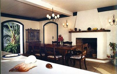 Charmosa casa frente praia a venda em Búzios