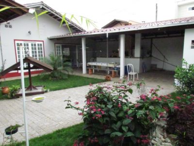 Vende-se linda casa em Joinville (totalmente reformada)