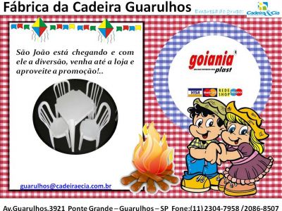 CADEIRAS E MESAS DE PLÁSTICOS 