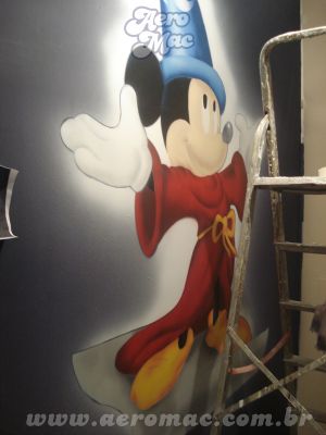 Pintura em quarto infantil