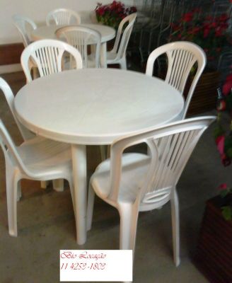 Aluguel de mesas e cadeiras.