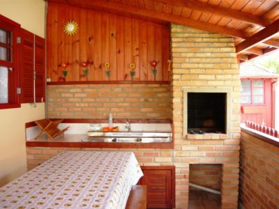 VENDE SE DOS CASAS TRES QUADRAS DO MAR 