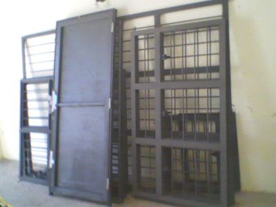 Motores para portões, Controles, soldas em domicilio, serviços de serralheria.