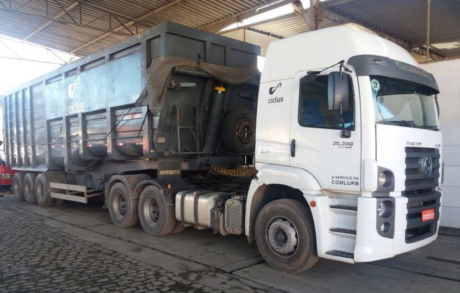 Transportadora para vender em Caxias. Pequena com cinco cavalos