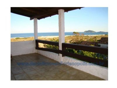 LINDA CASA COM VISTA PARA À PRAIA DO SASNTINHO